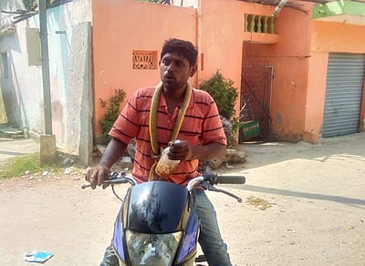 குடிபோதையில் பாம்பை கடித்துக் குதறிய வாலிபர்