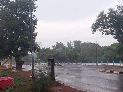 காரைக்குடி பகுதியை குளிர்வித்த கோடை மழை 