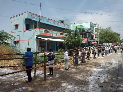 ஓமலூரில் மதுபானம் வாங்க அரசுப்பள்ளியில் டோக்கன் வழங்கியதற்கு பொதுமக்கள் எதிர்ப்பு