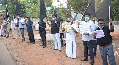 காவிரி உரிமை காக்க கருப்புக் கொடியேந்திப் போராட்டம்