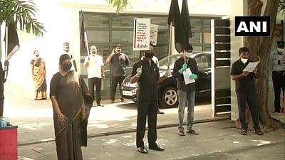 மதுக்கடைகள் திறப்பு: கருப்புக் கொடி ஏந்தி எதிர்ப்பு தெரிவித்த எதிர்க்கட்சிகள்