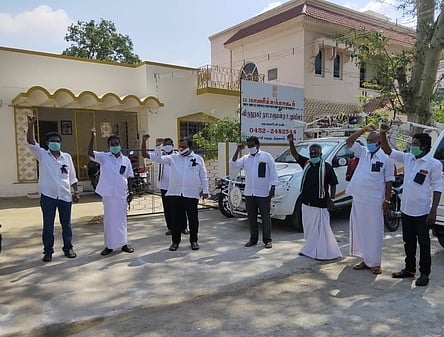 மதுபானக் கடை திறப்பைக் கண்டித்து திமுக, காங்கிரஸ் கட்சியினா் போராட்டம்