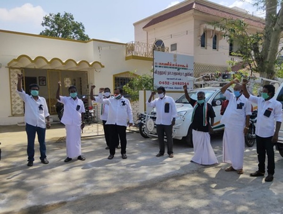 மதுபானக் கடை திறப்பைக் கண்டித்து திமுக, காங்கிரஸ் கட்சியினா் போராட்டம்