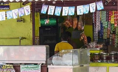 தேனி மாவட்டத்தில் கட்டுப்பாட்டு பகுதிகளில் தேநீா் கடைகளுக்கு தடை