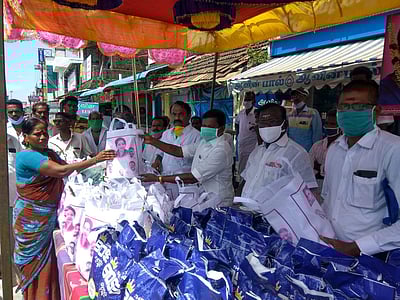 சாலையோர பழக்கடை, கோயில் அர்ச்சனை கடை தொழிலாளர்களுக்கு நிவாரண உதவி வழங்கல்