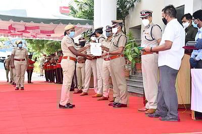 கரோனாவில் இருந்து மீண்டு பணியில் இணைந்த காவல்துறையினருக்கு ஏ.கே. விஸ்வநாதன் வாழ்த்து