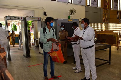 மதுரை-விழுப்புரம் சிறப்பு ரயில் புறப்பட்டது