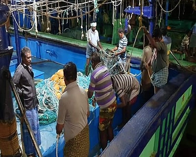 மூன்று மாதங்களுக்குப் பிறகு இன்று கடலுக்குச் சென்ற தூத்துக்குடி விசைப்படகு மீனவர்கள்