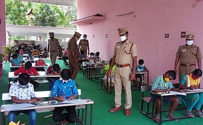 பவானி தீயணைப்பு நிலையத்தில் கரோனா விழிப்புணர்வு ஓவியப் போட்டிகள்