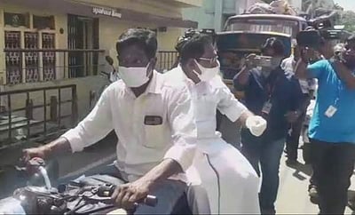 மோட்டார் சைக்கிளில் சென்று நியாயவிலைக் கடையில் அமைச்சர் ஆய்வு: எடையாளர் இடைநீக்கம்