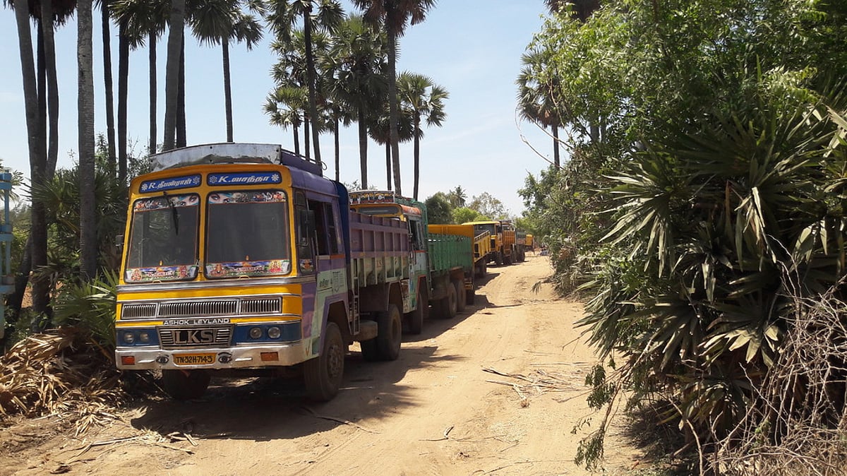 சவுடு மண் அள்ள பெற்ற அனுமதியில் மணல் திருட்டு பாழாகும் விளை நிலங்கள்