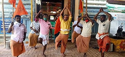 காரைக்குடி: கோவில்களை திறக்கக் கோரி இந்து முன்னணியினர் நூதனப் போராட்டம்