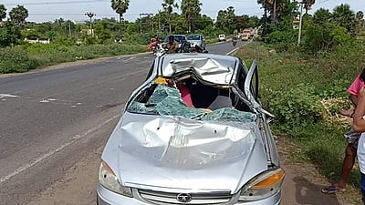 மேட்டூர் அருகே பேருந்து மீது கார் மோதி விபத்து: காரில் சென்ற 4 பேர் காயம்