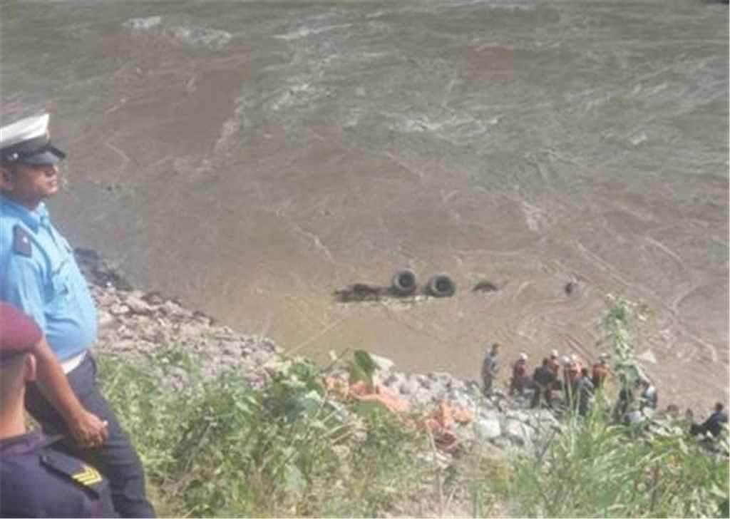 நேபாளத்தில் டிப்பர் லாரி ஆற்றுக்குள் பாய்ந்து 30 பேர் மாயம்