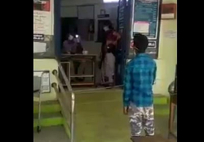 கரோனா அவலம்: 10 அடி தூரத்தில் டார்ச் அடித்து சிகிச்சை பார்த்த மருத்துவர்