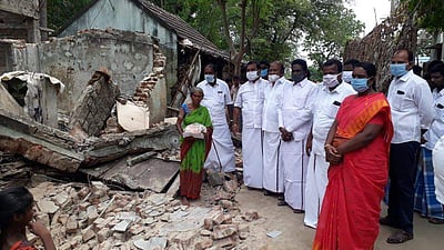 கடுக்காமரம் கிராமத்தில் தொகுப்பு வீடு இடிந்து சேதம்