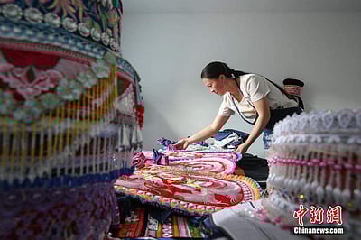 பூத்தையல் வேலையின் மூலம் இனிமையான வாழ்க்கையைப் பெற்றுள்ள சீனக் கிராமவாசிகள்