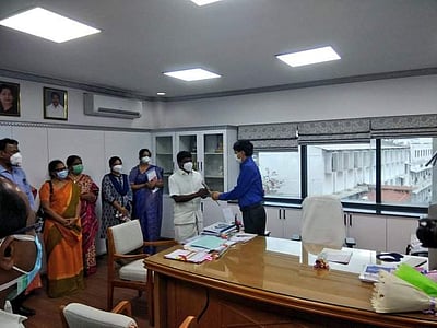 தமிழக சுகாதாரத் துறை செயலாளராக ஜெ. ராதாகிருஷ்ணன் பொறுப்பேற்றார்