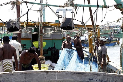 தடைக் காலம் முடிவடைந்து 82 நாள்களுக்கு பின் மீன்பிடிக்கச் செல்லும் ராமேசுவரம் மீனவர்கள்