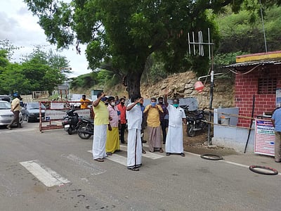 இ-பாஸ் பெற்ற விவசாயிகள் தடுத்து நிறுத்தம்: காவல்துறையைக் கண்டித்து போடியில் போராட்டம்