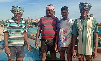 வேதாரண்யத்துக்கு அருகே படகு பழுது: கடலில் தத்தளித்த 4 மீனவர்கள் மீட்பு