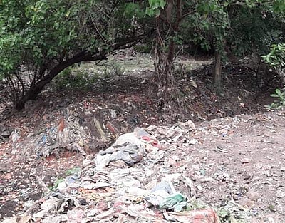 கூத்தாநல்லூரில் கிளை பாசன வாய்க்கால்கள் தூர் வாரப்படாததால் ஆயிரக்கணக்கான ஏக்கர் விவசாயம் பாதிப்பு