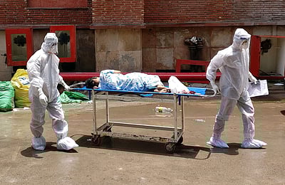 கரோனா நோயாளிகளுக்கு முத்த சிகிச்சை அளித்த பாபாவையே வீழ்த்திய கரோனா; அது மட்டுமா?