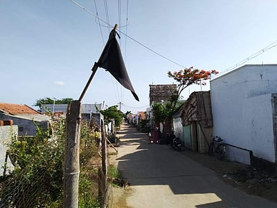 தாராபுரம் அருகே தார் சாலை அமைக்கக்கோரி வீடுகளில் கருப்புக் கொடி கட்டி போராட்டம்