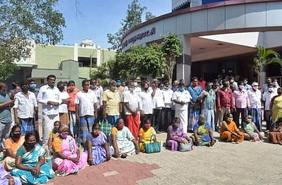 ஈரோட்டில் 200-க்கும் மேற்பட்ட பழவியாபாரிகள் மாநகராட்சியை முற்றுகையிட்டு போராட்டம்