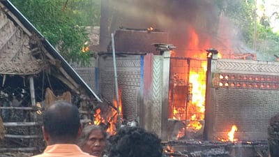 சீர்காழியில் தீ விபத்து: 2 வீடுகள் எரிந்து நாசம்; 4 லட்சம் மதிப்புள்ள பொருள்கள் சேதம்