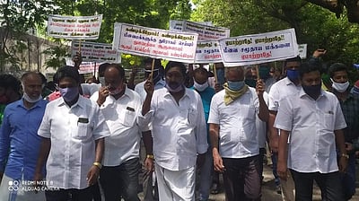 மீன்பிடி தடைக்கால நிவாரணம் கோரி புதுவை ஆளுநர் மாளிகையை முற்றுகையிட்டு அதிமுக போராட்டம்