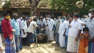 அசனமாப்பேட்டை கிராமத்தில் கஞ்சி தொட்டி திறந்து நெசவாளர்கள் போராட்டம்