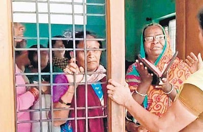 அன்புக்கும் உண்டோ அடைக்கும் தாழ்!