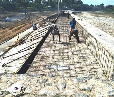 சங்ககிரி அருகே பொதுப்பணித்துறை சார்பில் செப்பனிடப்பட்டு வரும் தடுப்பணை