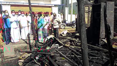 தீ விபத்தில் வீடுகளை இழந்தவர்களுக்கு திமுக உதவி                             