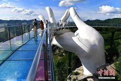 சீனாவில் கை வடிவிலான வண்ணமயமான பாலம்