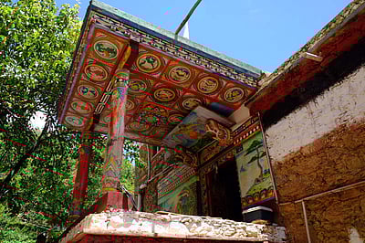 தான் பா வட்டத்தில் அழகான திபெத் இனக் கிராமம்