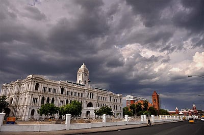 சென்னையை மிரட்டும் மேகங்கள்