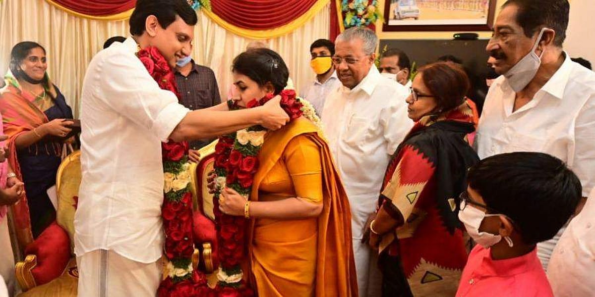 கேரள முதல்வர் பினராயி விஜயன் மகளுக்கு திருமணம்: எளிமையாக நடந்தது (புகைப்படங்கள்)