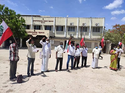 விழுப்புரத்தில் வட்டார போக்குவரத்து பணியாளர் சங்கத்தினர் ஆர்ப்பாட்டம்