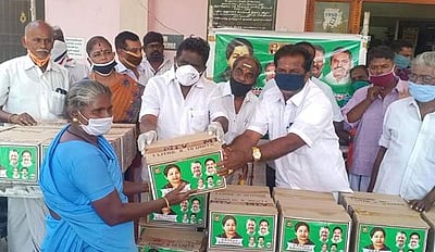 ஆண்டிபட்டியில் அதிமுக சார்பில் 575 பேருக்கு நிவாரணப் பொருள்கள்