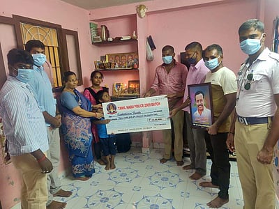இறந்த காவலர் குடும்பத்துக்கு ரூ.15.45 லட்சம் நிதி வழங்கிய சக காவலர்கள்