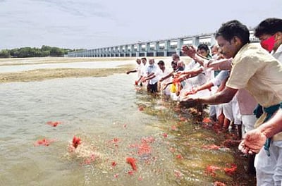 முக்கொம்பு வந்தடைந்தது காவிரி நீர்! மலர், நெல் மணிகள் தூவி வரவேற்பு