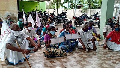 100 நாள் வேலைத் திட்டத்தில் பணி வழங்கக்கோரி மாற்றுத்திறனாளிகள் காத்திருப்பு போராட்டம்