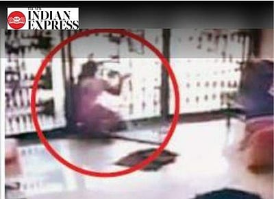 வங்கியின் கண்ணாடி கதவு மீது மோதிய பெண் பலி