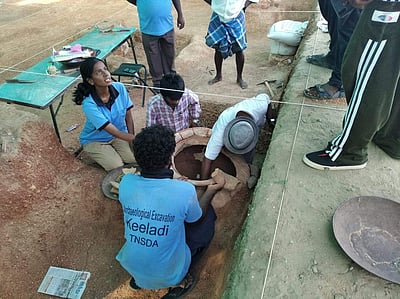அகரத்தில் பானை கண்டுபிடிப்பு, கொந்தகையில் முதுமக்கள் தாழிகள் அளவிடும் பணி தொடக்கம்