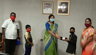 மருத்துவச் செலவுக்குச் சேமித்த பணத்தில் 1000 முகக் கவசங்களை ஆட்சியரிடம் வழங்கிய பார்வையற்றோர் பள்ளிச் சிறுவன்