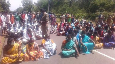 காரைக்குடி அருகே ஆழ்துளை கிணறு அமைப்பதற்கு எதிர்ப்பு தெரிவித்து சாலை மறியல்