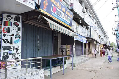 பரவும் கரோனா : வேலூரில் மீண்டும் பொதுமுடக்கம் அமல்படுத்த ஆலோசனை; கடைகள் அடைப்பு