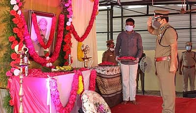 காவல் ஆய்வாளர் பாலமுரளிக்கு காவல்துறை சார்பில் 2 நிமிடம் மௌன அஞ்சலி